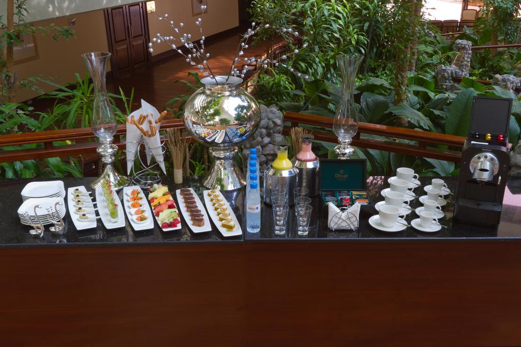 Radisson Blu Resort, Sharjah Exterior photo A cocktail bar